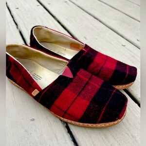 TOMS canvas plaid shoe size 7 1/2 ❤️🖤